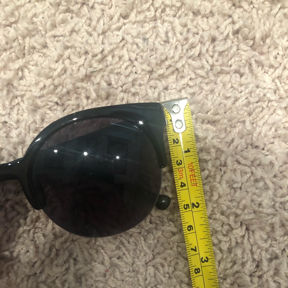 Lightweight sunglasses - Picture 3 of 3